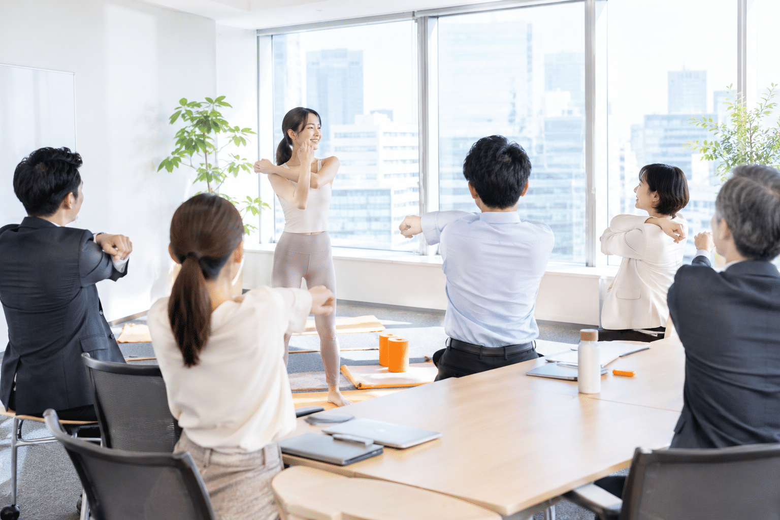 企業の健康経営施策として行われるヨガ