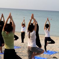 海辺で行われているヨガイベントの様子