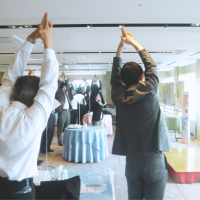 参加者同士が交流しながら行うヨガイベント