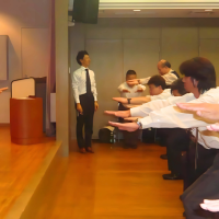 集団でヨガの指導を受けている様子